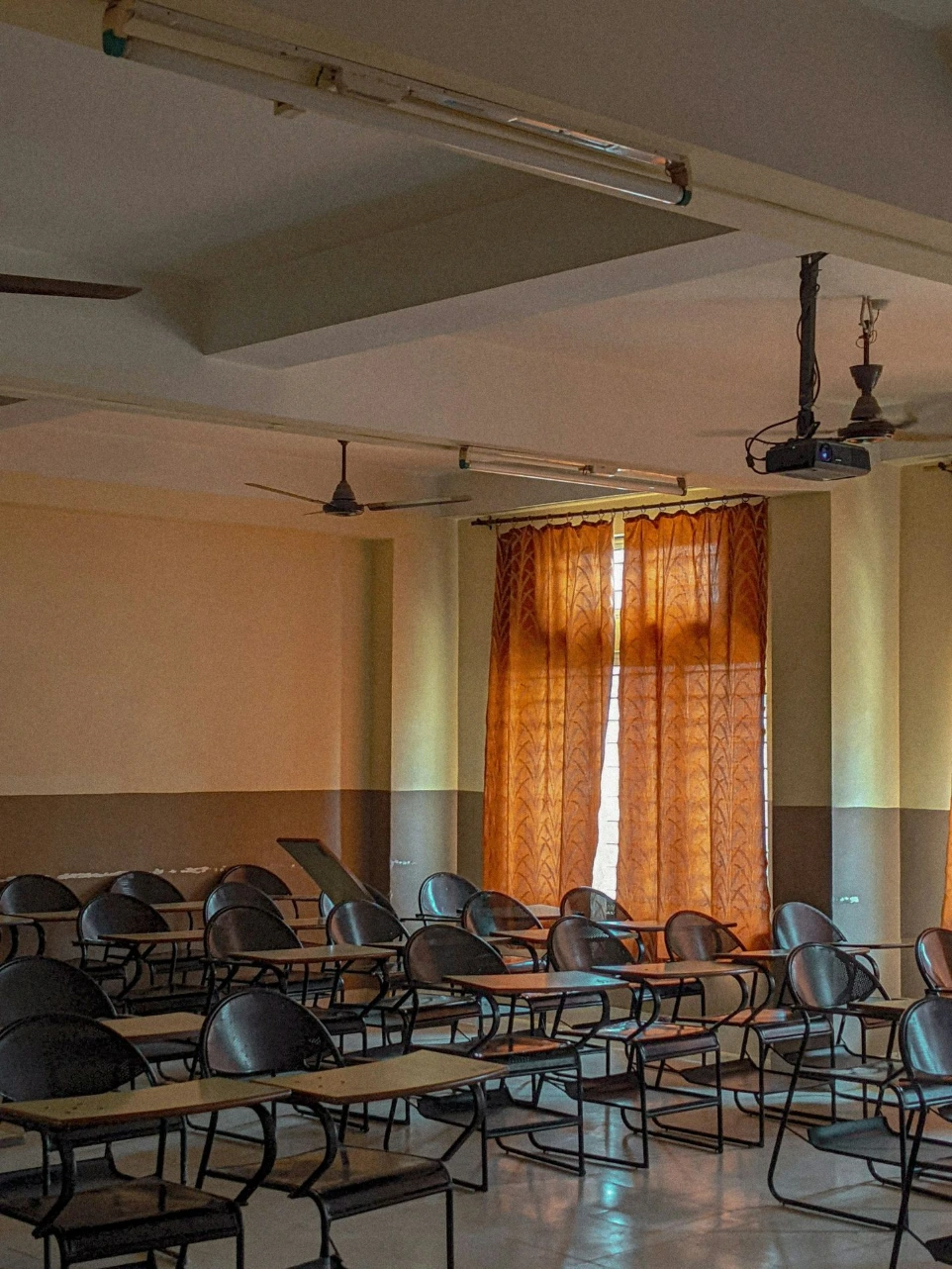 a classroom with a lot of desks and chairs